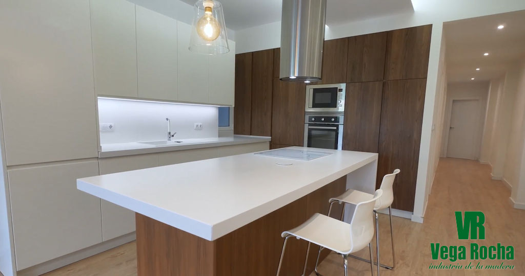 Torres de cocina blanca mate con electrodomesticos en cristal blanco de  Balay CJR